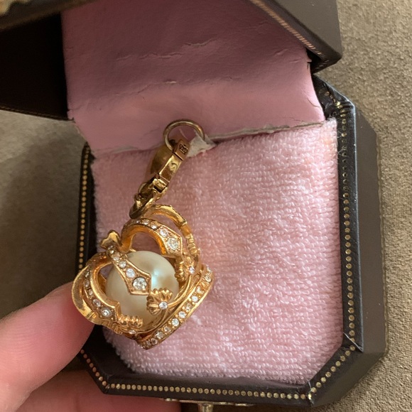 NIB NEW RARE JUICY COUTURE CROWN PEARL DOME CHARM BRACELET - Picture 3 of 9